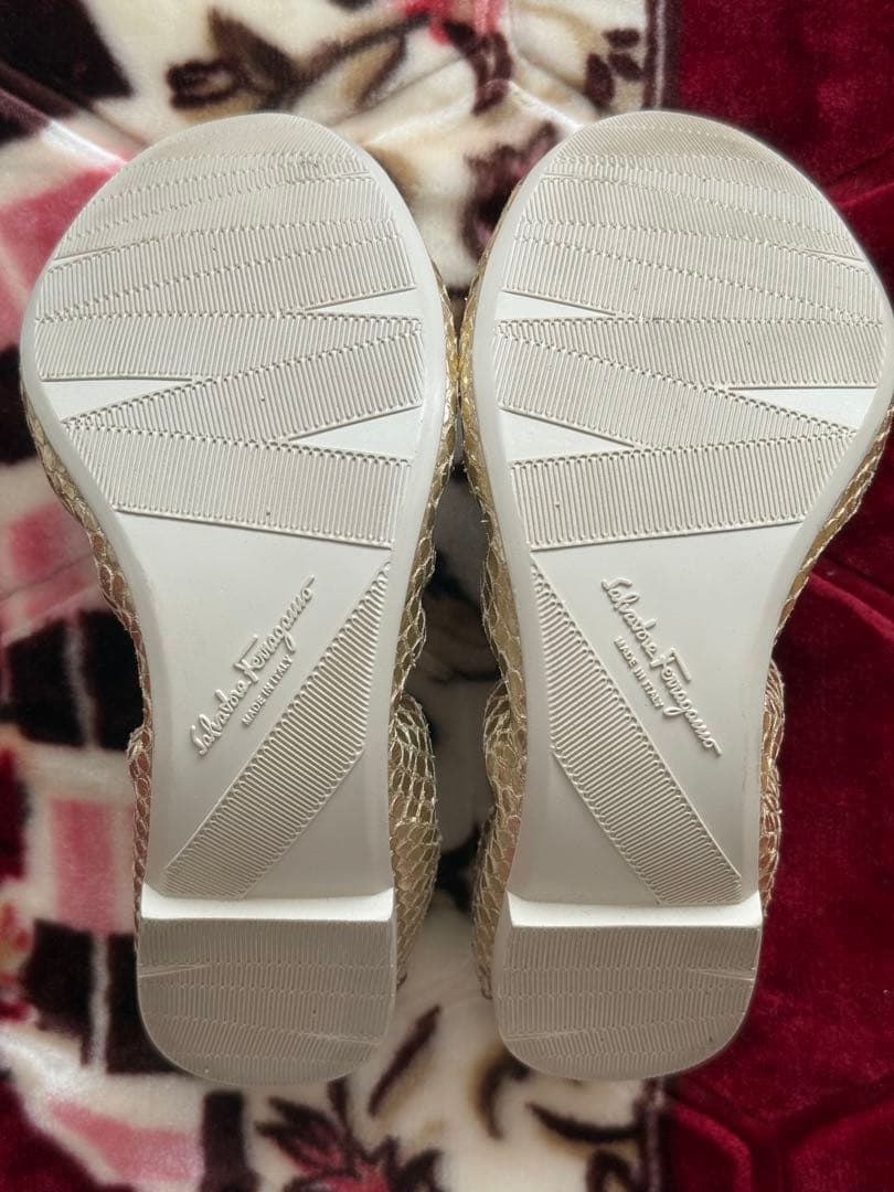 フェラガモ　ゴールド フラットシューズ サイズ6