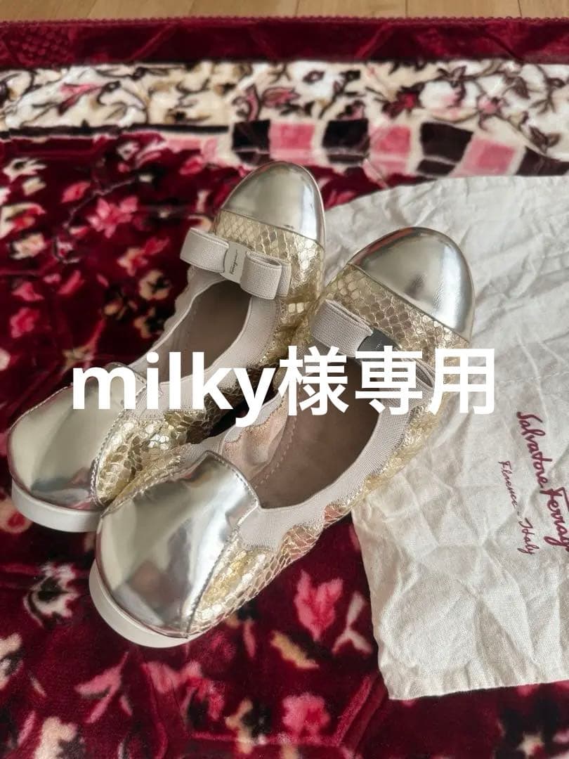 フェラガモ　ゴールド フラットシューズ サイズ6