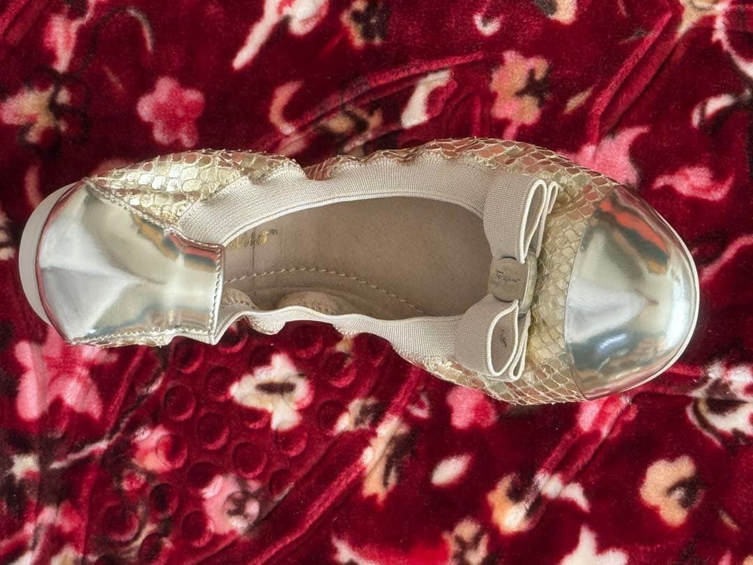 フェラガモ　ゴールド フラットシューズ サイズ6