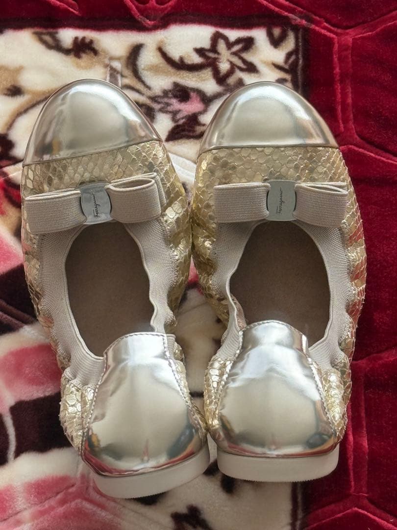 フェラガモ　ゴールド フラットシューズ サイズ6