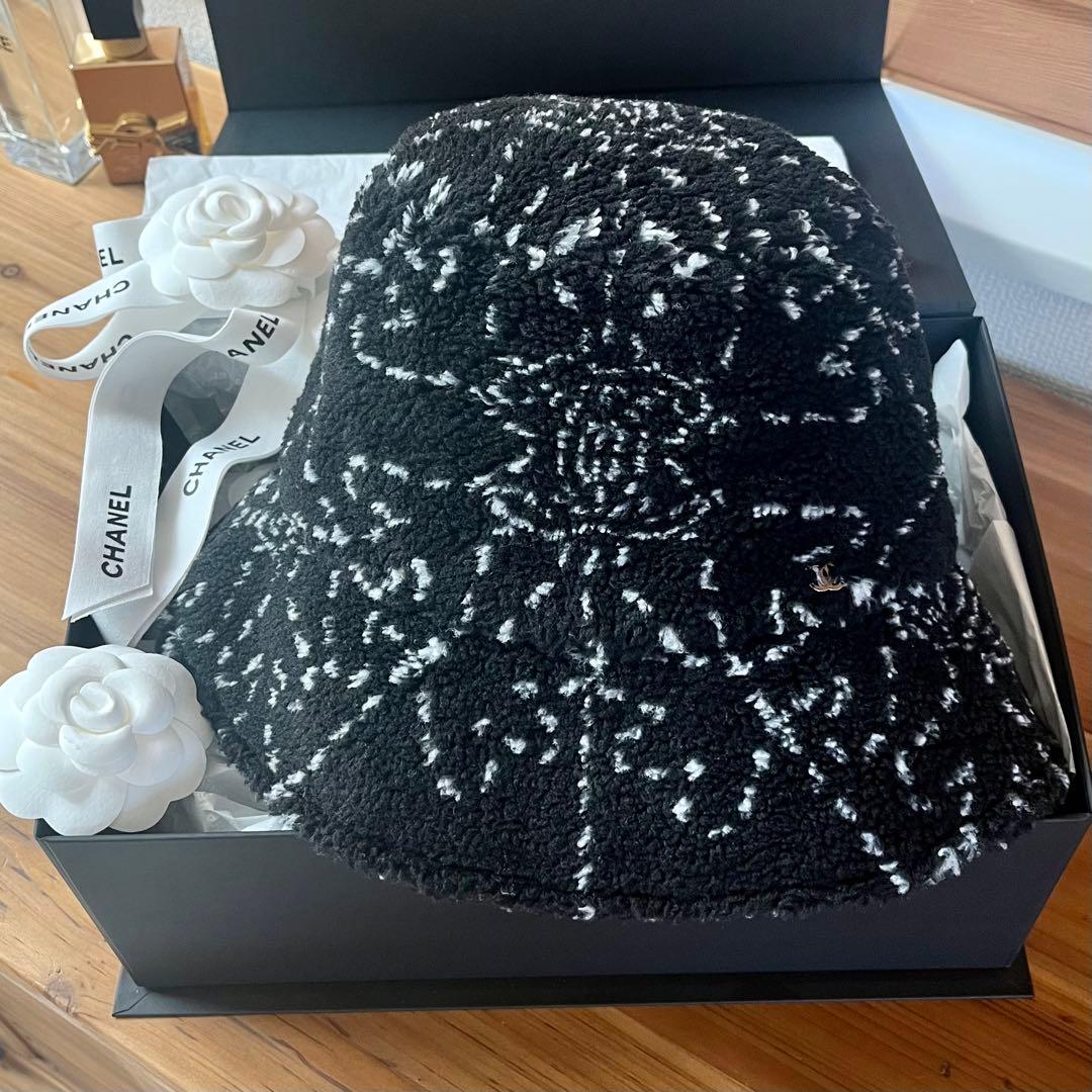 【美品】CHANEL ボアバケットハット CCマークとカメリア風デザインMサイズ