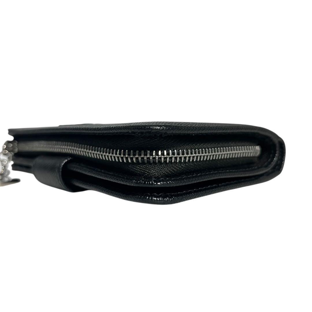 新品級✨プラダ 二つ折り財布 サフィアーノレザー シャイン チャーム ブラック