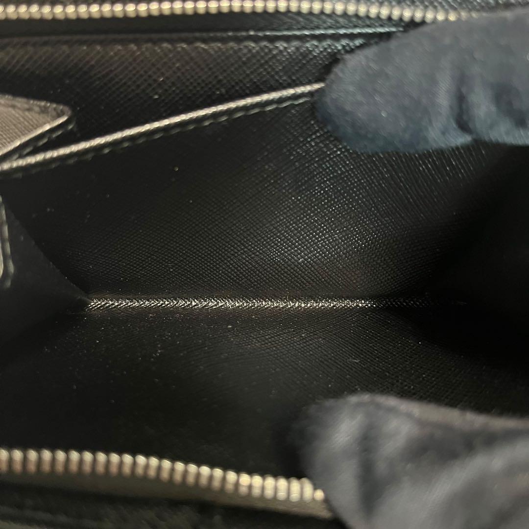 新品級✨プラダ 二つ折り財布 サフィアーノレザー シャイン チャーム ブラック