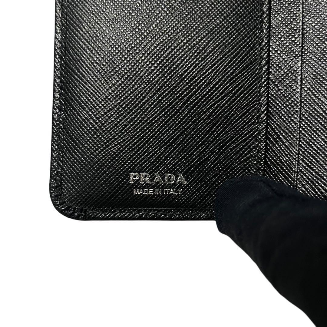 新品級✨プラダ 二つ折り財布 サフィアーノレザー シャイン チャーム ブラック
