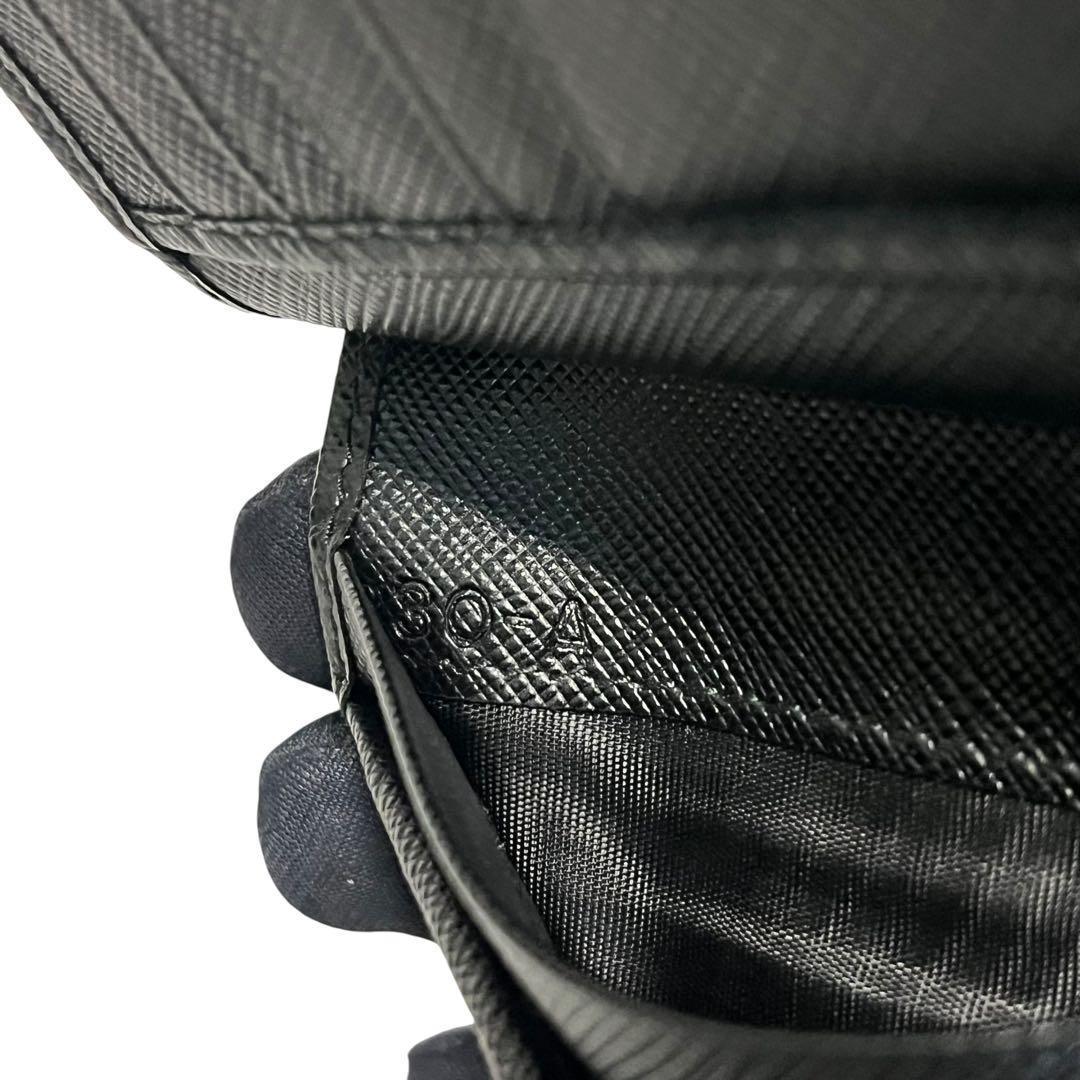 新品級✨プラダ 二つ折り財布 サフィアーノレザー シャイン チャーム ブラック