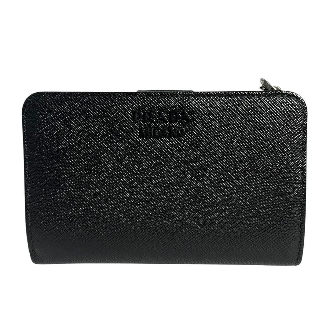 新品級✨プラダ 二つ折り財布 サフィアーノレザー シャイン チャーム ブラック