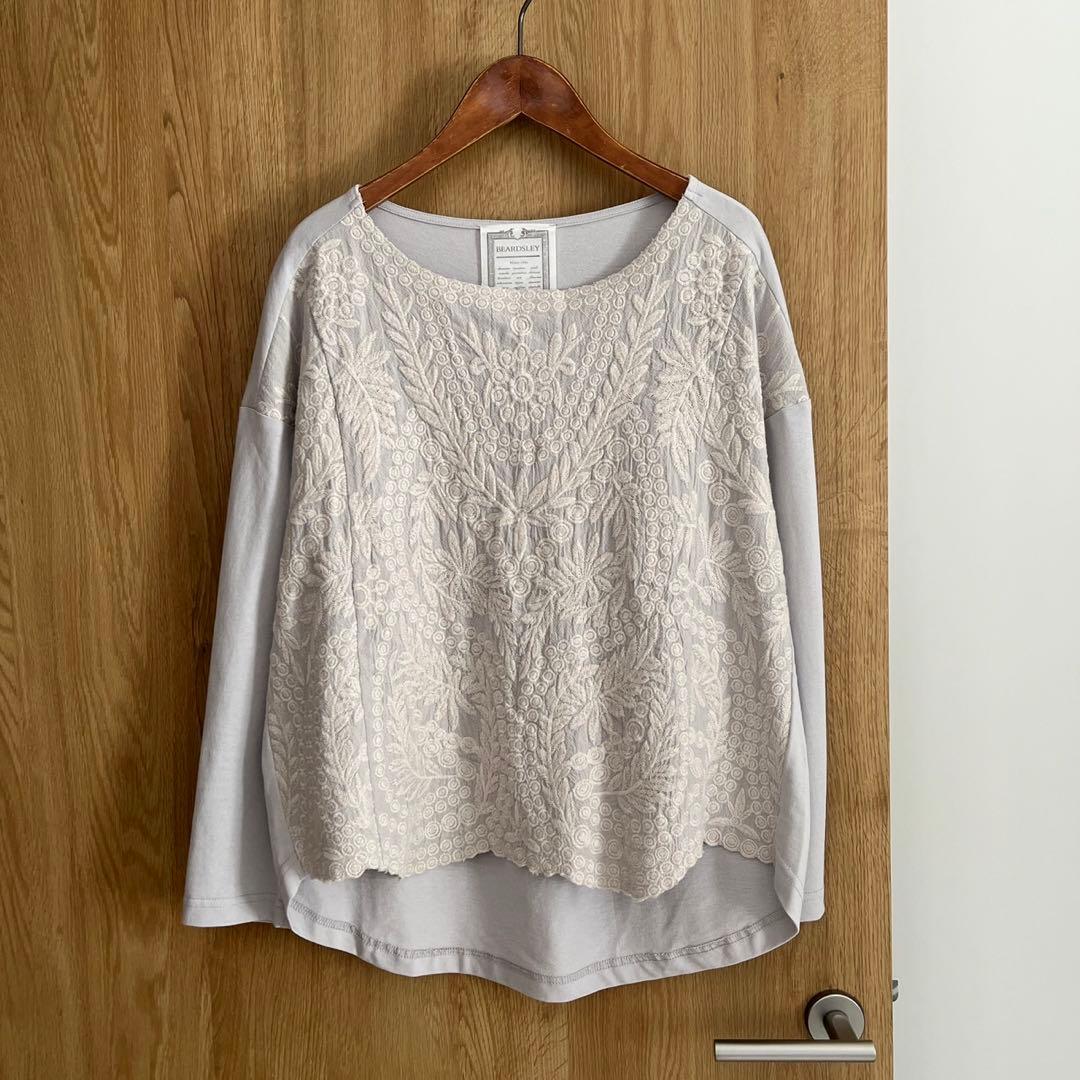 ビアズリー フロント刺繍カットソー