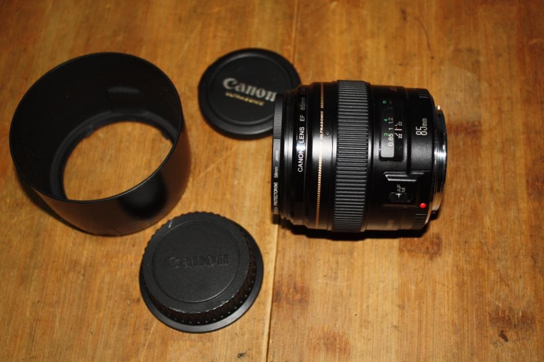 キャノン　 LENS　EF 85㎜F1.8 　 フード、前後キャップ付き　並品