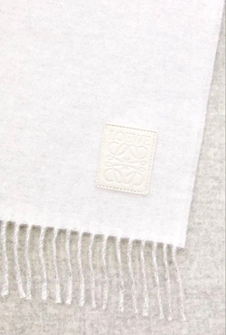 [新品]LOEWE ホワイト フリンジマフラーショッパー付き プレゼントに