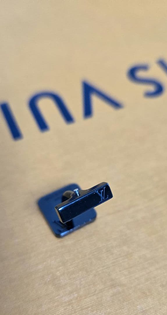 ルイ・ヴィトン ブラック カフリンクス タイバーセット