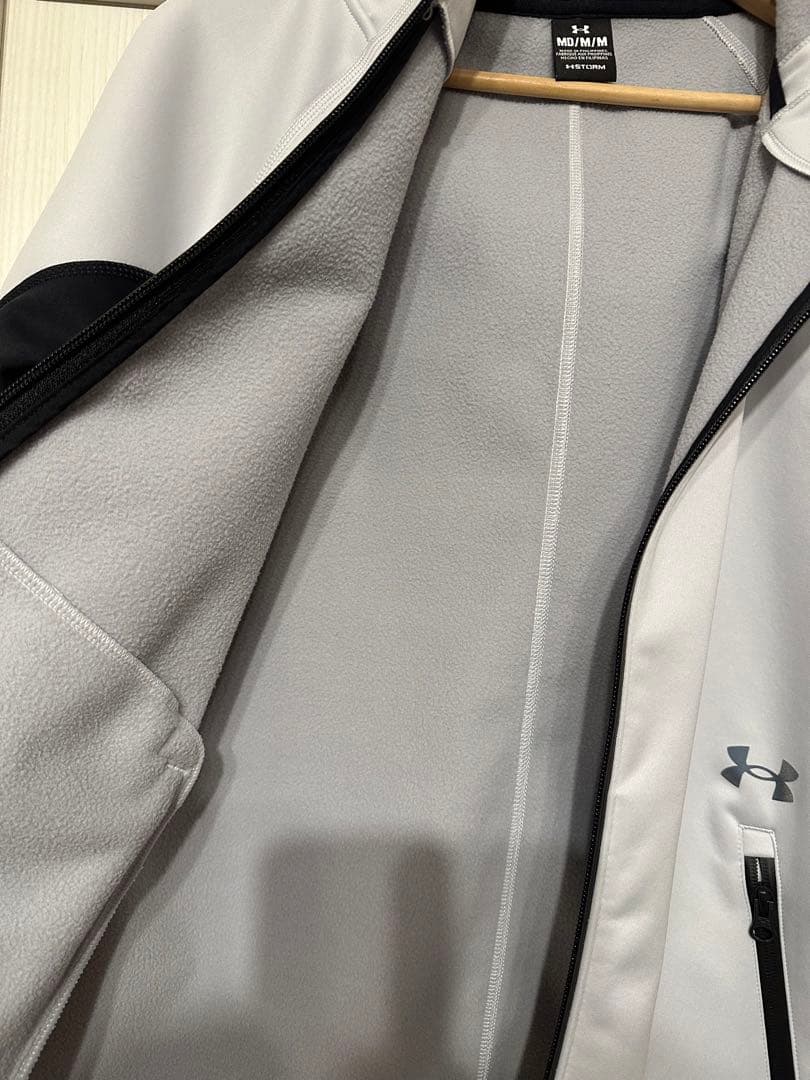 【極美品】値下げ　アンダーアーマー　STORM Ｍサイズ　パーカー　ホワイト
