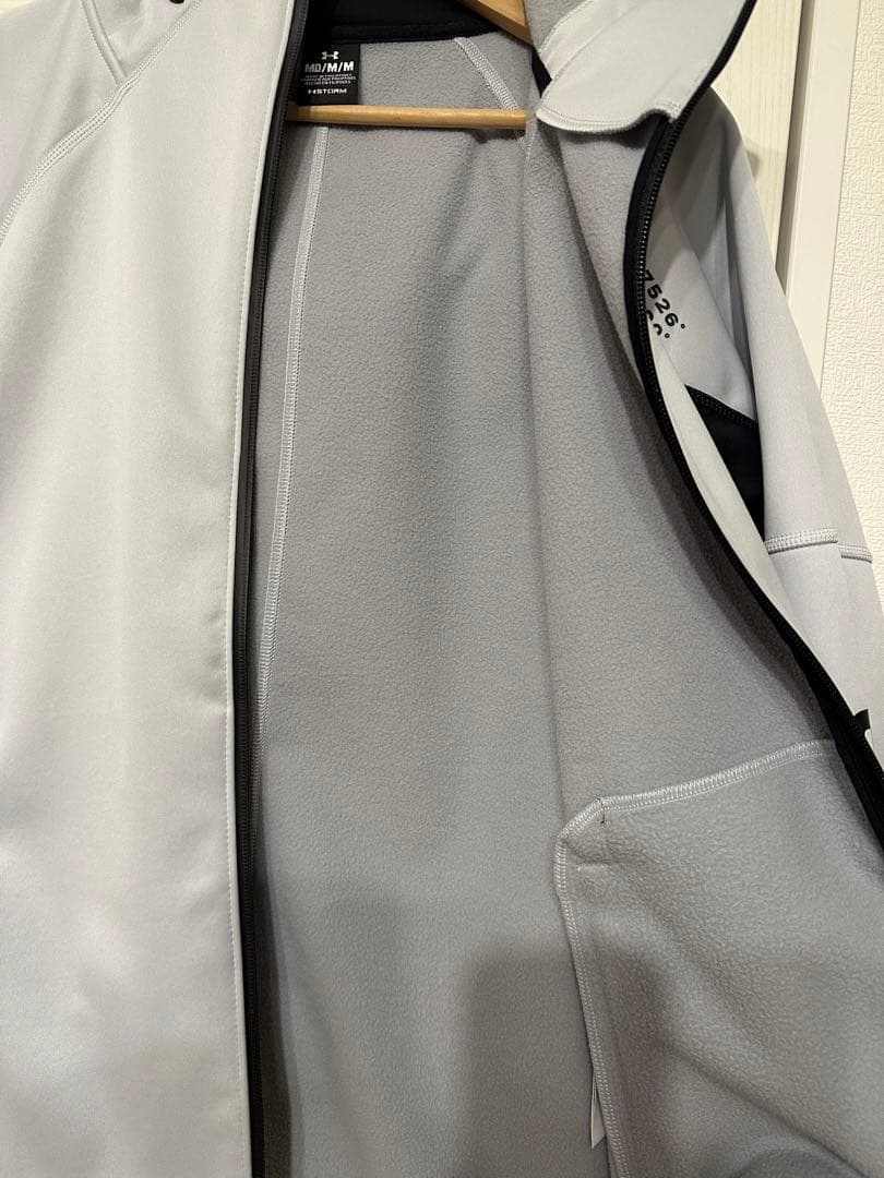 【極美品】値下げ　アンダーアーマー　STORM Ｍサイズ　パーカー　ホワイト