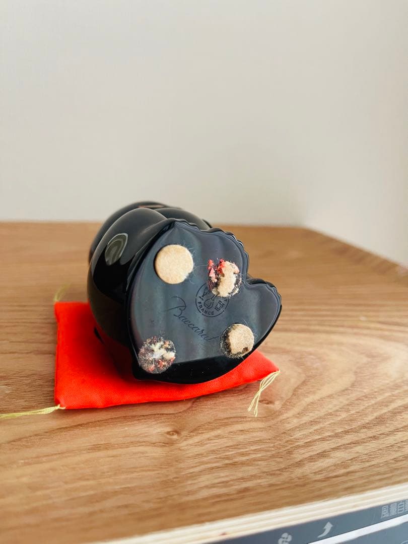 バカラ　黒い招き猫 陶器製 赤い台座付き