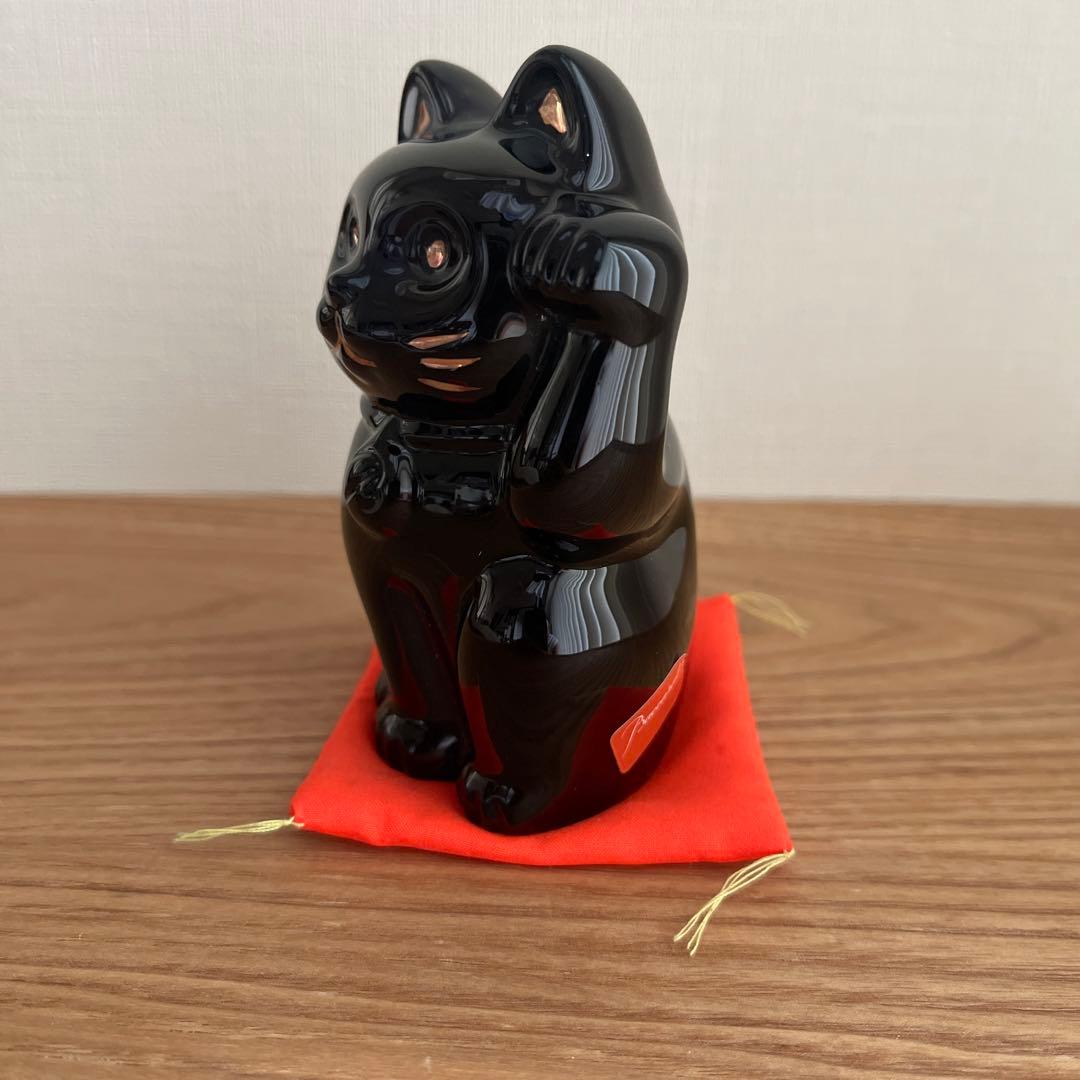 バカラ　黒い招き猫 陶器製 赤い台座付き
