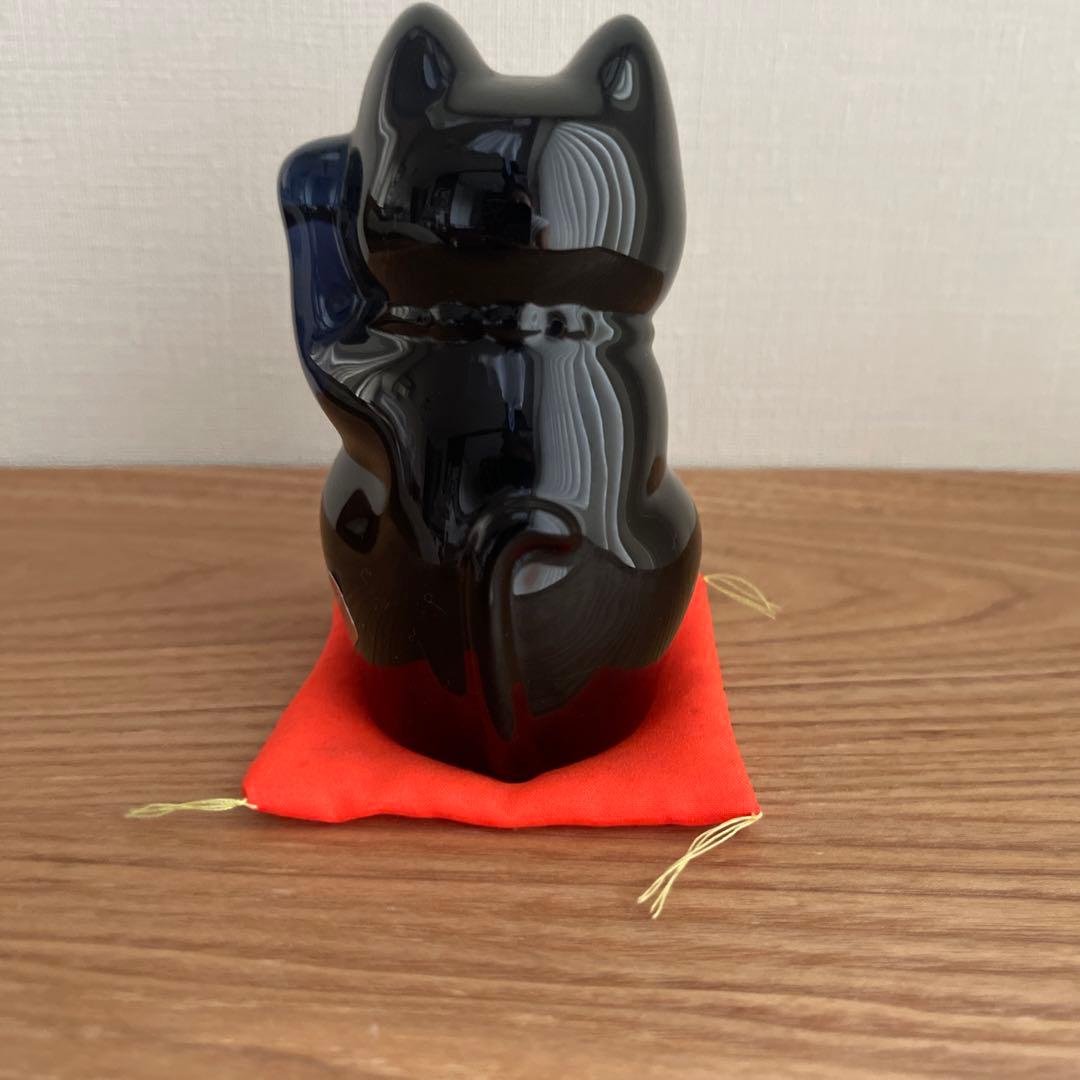 バカラ　黒い招き猫 陶器製 赤い台座付き