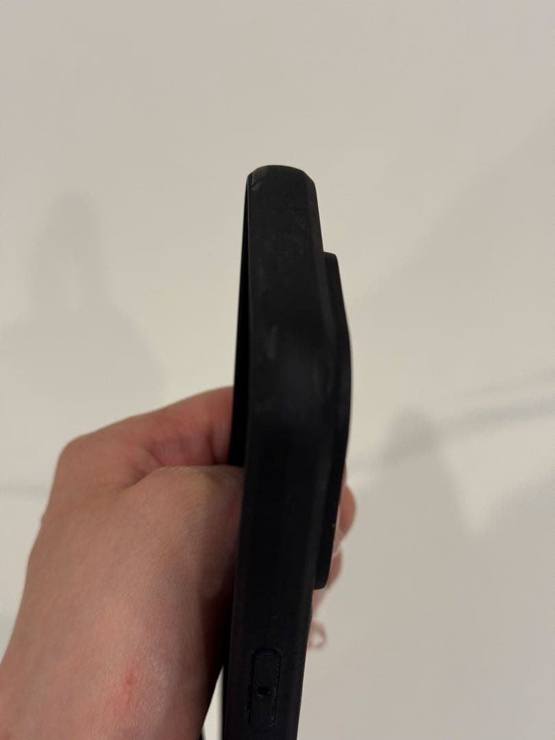 miu miu ブラック エンボスケース ストラップ付き　iPhone13pro