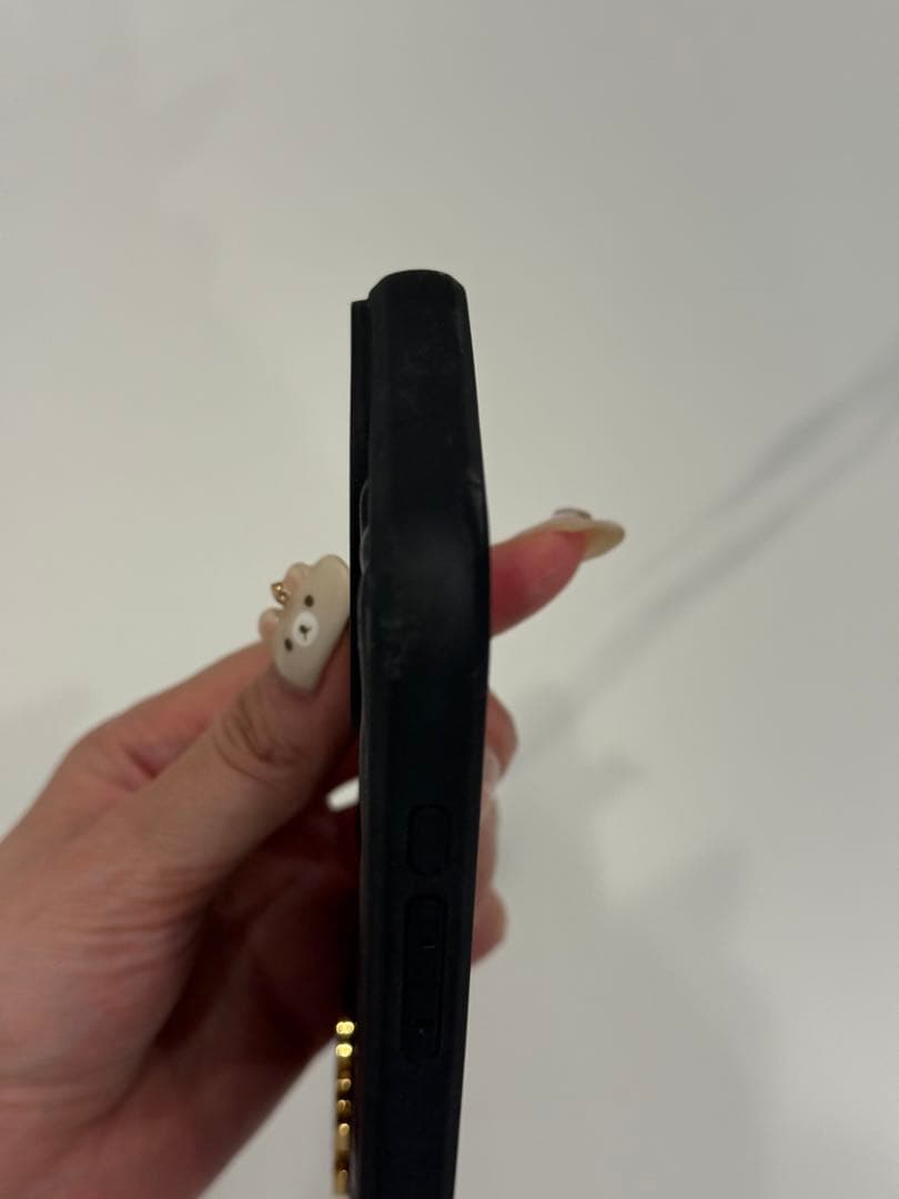 miu miu ブラック エンボスケース ストラップ付き　iPhone13pro