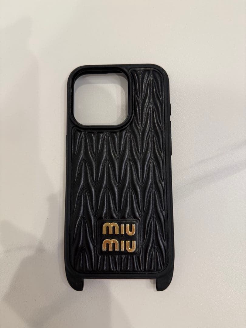 miu miu ブラック エンボスケース ストラップ付き　iPhone13pro