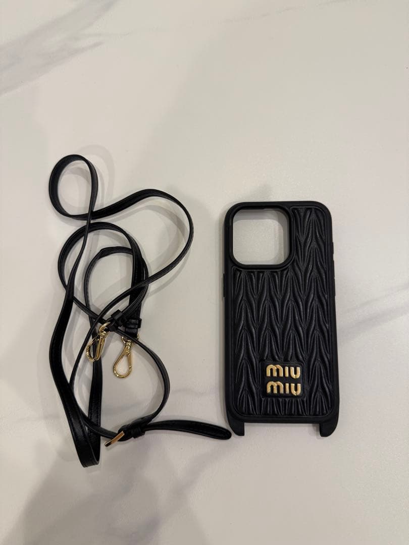 miu miu ブラック エンボスケース ストラップ付き　iPhone13pro
