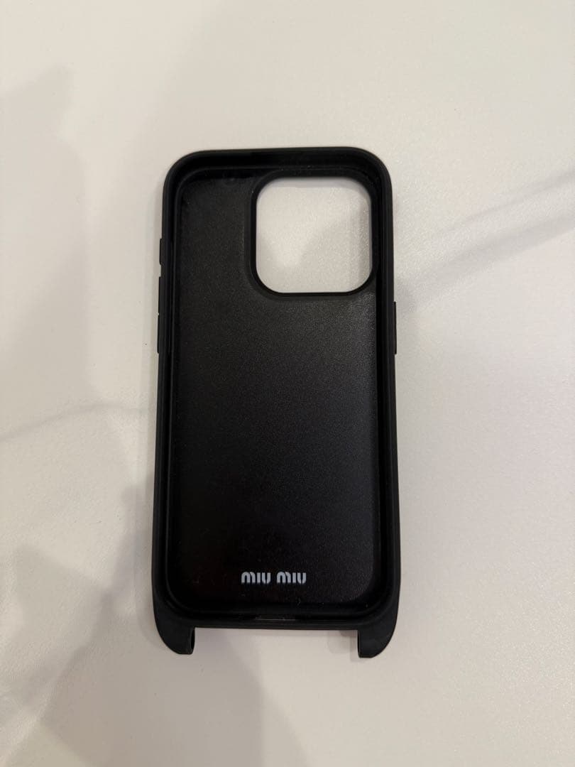 miu miu ブラック エンボスケース ストラップ付き　iPhone13pro