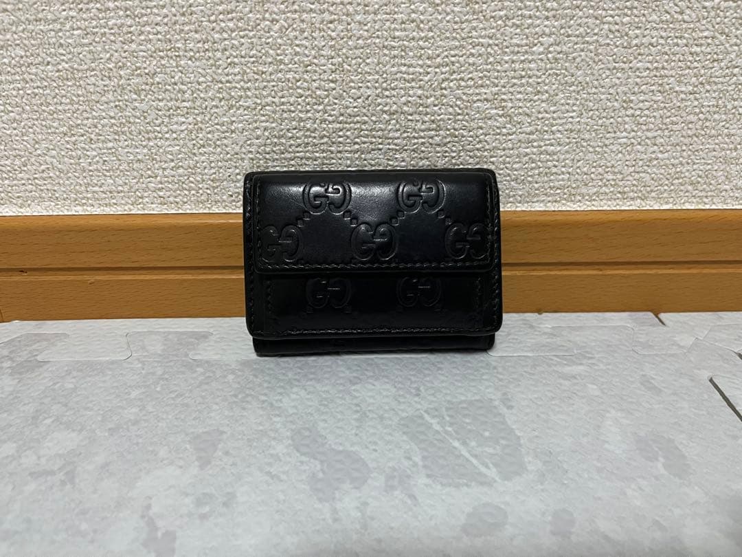 GUCCI ブラック エンボスロゴ 三つ折り財布