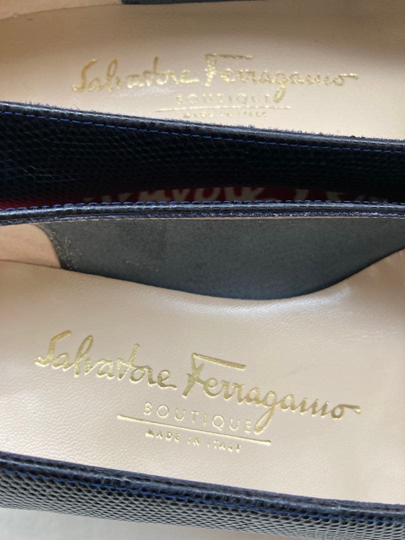 フェラガモ　紺　ヴァラ