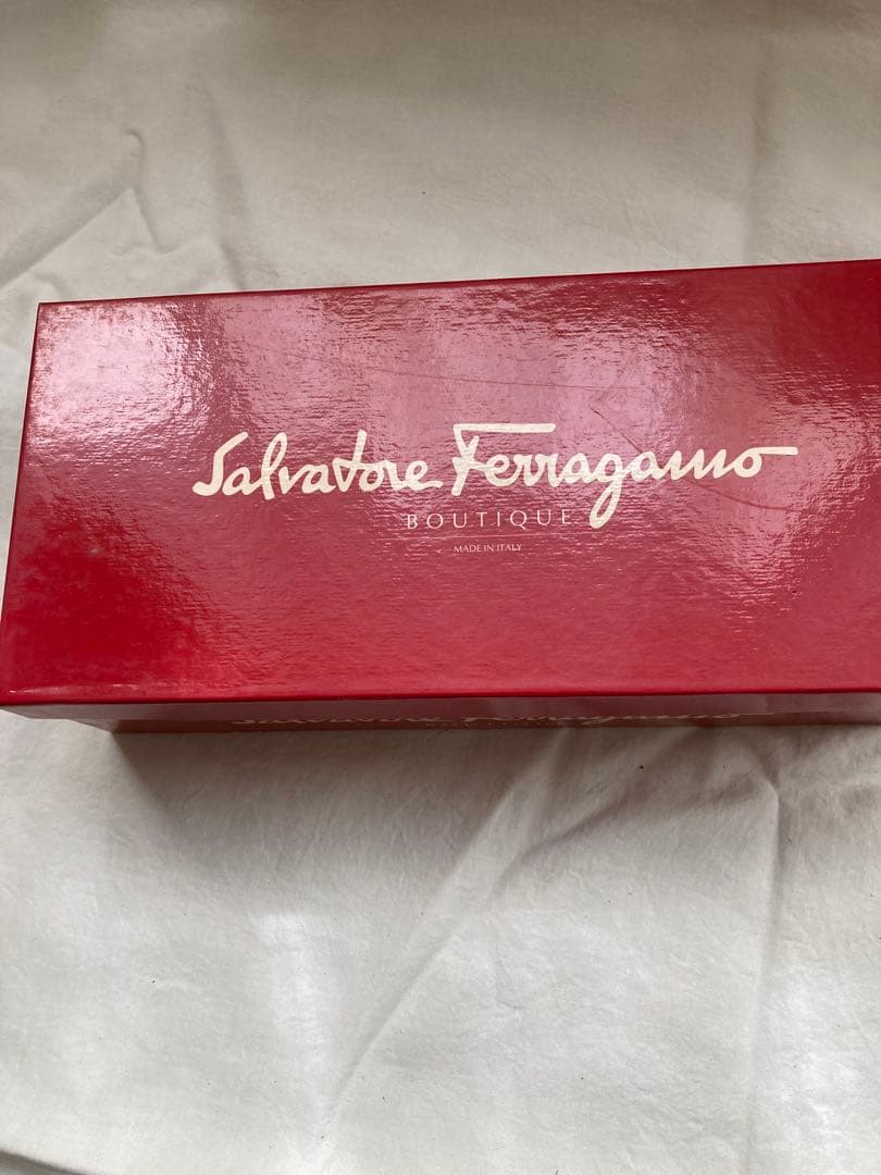 フェラガモ　紺　ヴァラ