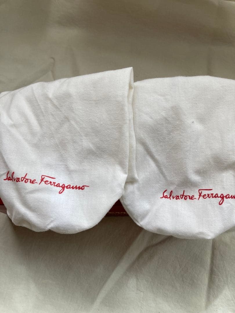 フェラガモ　紺　ヴァラ