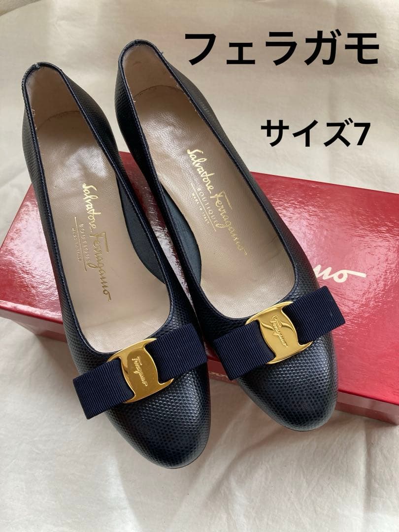 フェラガモ　紺　ヴァラ