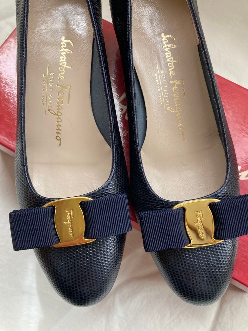 フェラガモ　紺　ヴァラ