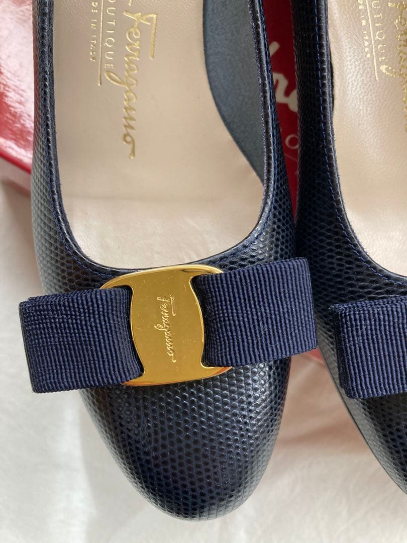 フェラガモ　紺　ヴァラ