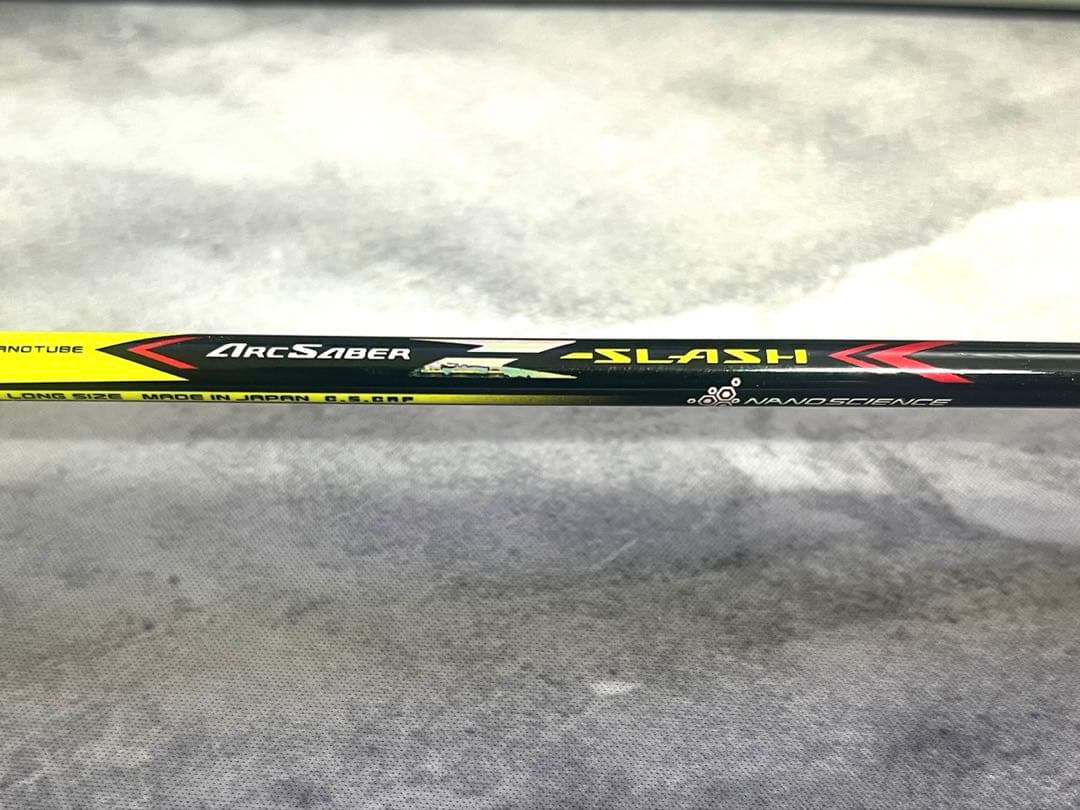 バドミントンラケット+ガット　アークセイバーZスラッシュ　サテライトニトロ