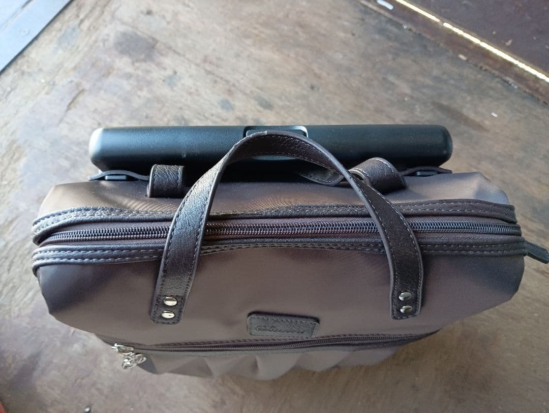 超美品　swany スワニー　キャリーバッグ　黒　ストッパー機能　クレーぺ