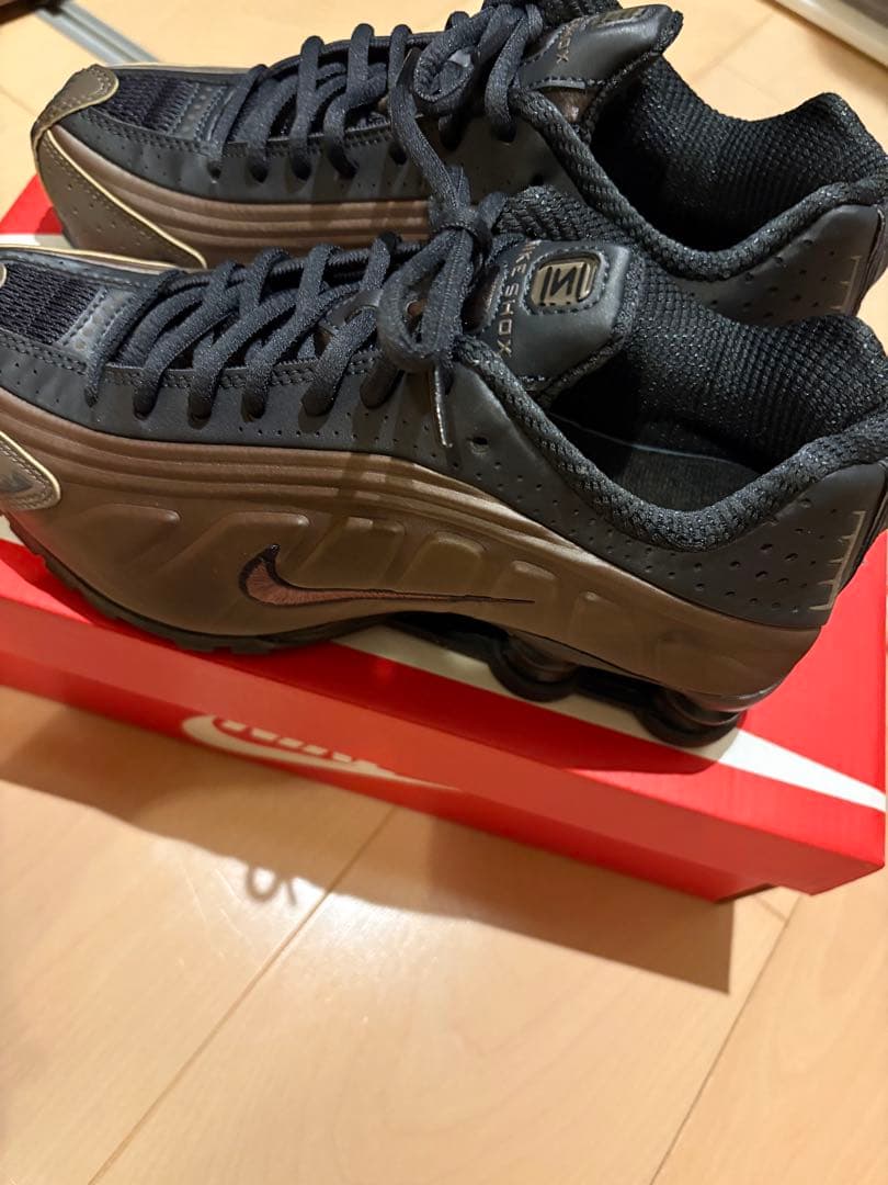 靴 NIKE meets emmi SHOX R4
