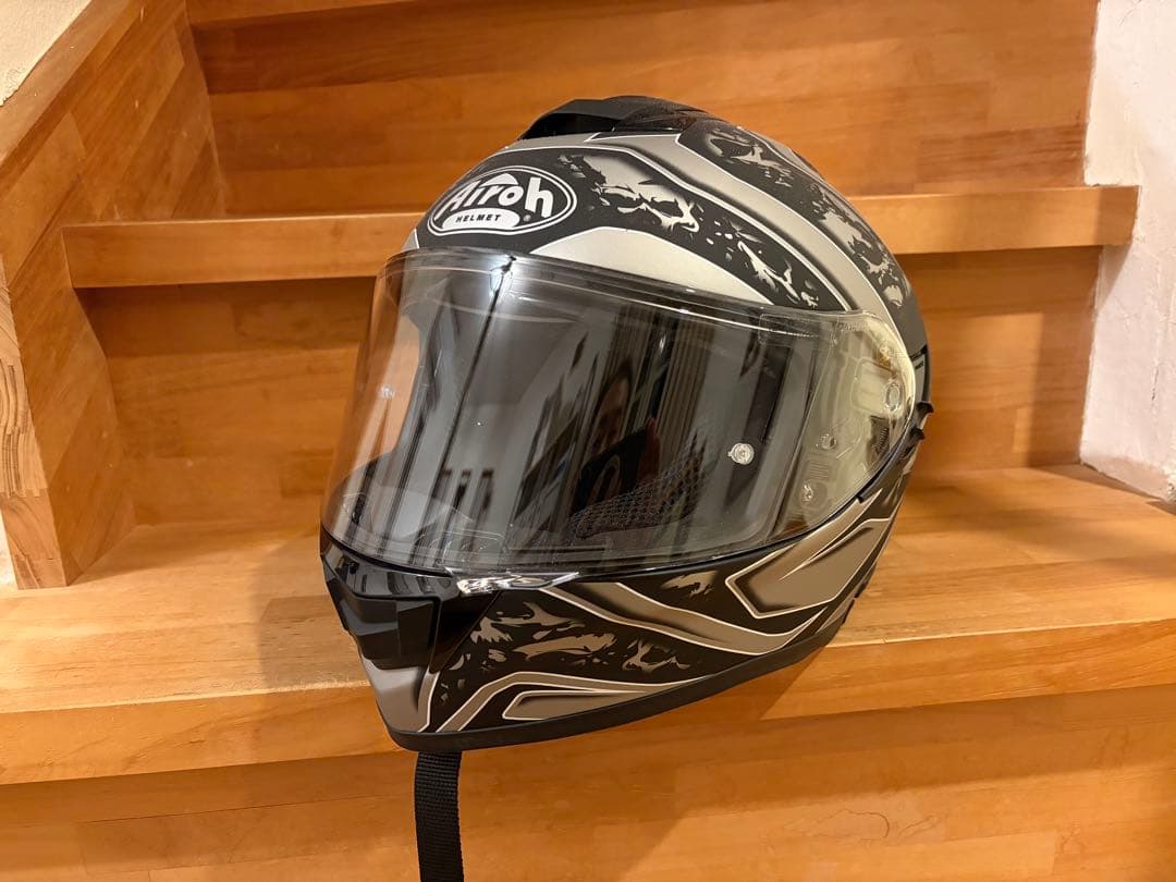 Airoh フルフェイスヘルメット ブラック・シルバー