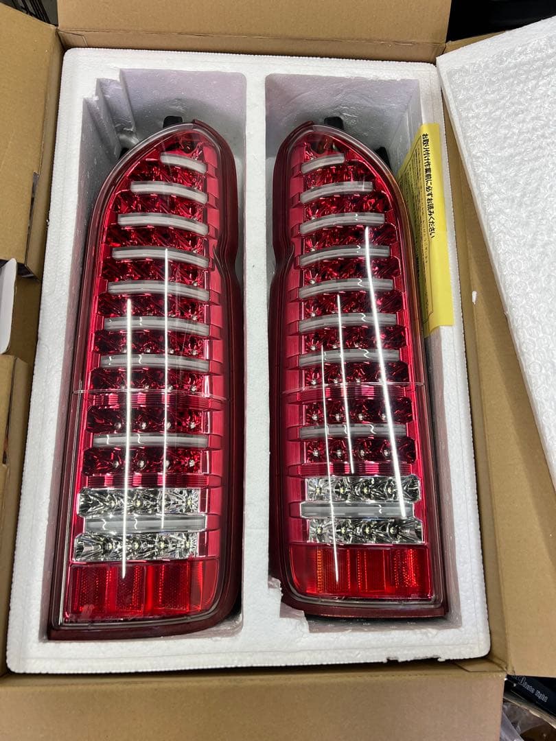 ハイエース 200系 LEDテールライト レッド ヴァレンティ