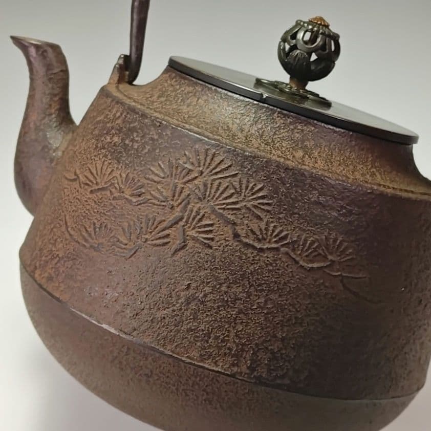 ウ309 鉄瓶『釜師　佐藤浄清造』『肩衝松地紋　鉄瓶　共箱』茶道具　急須