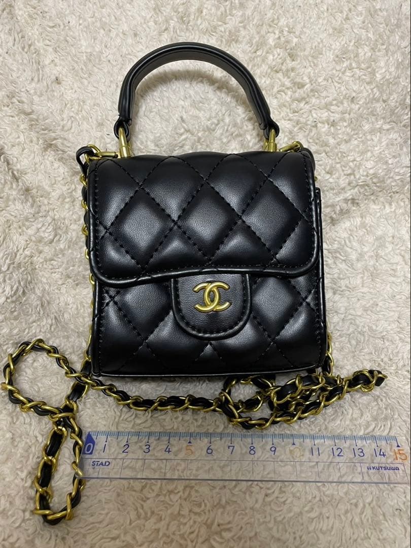 CHANEL (シャネル）ショルダーバッグ