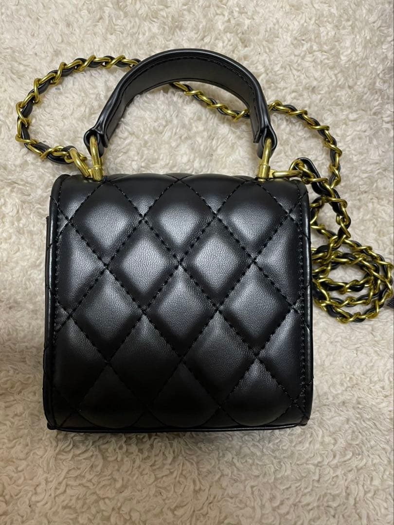 CHANEL (シャネル）ショルダーバッグ