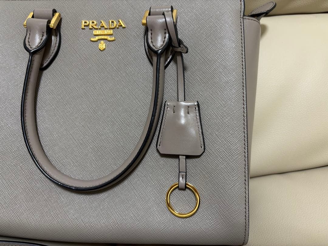 【新品】PRADA ショルダーバッグ　レディース　ベージュ
