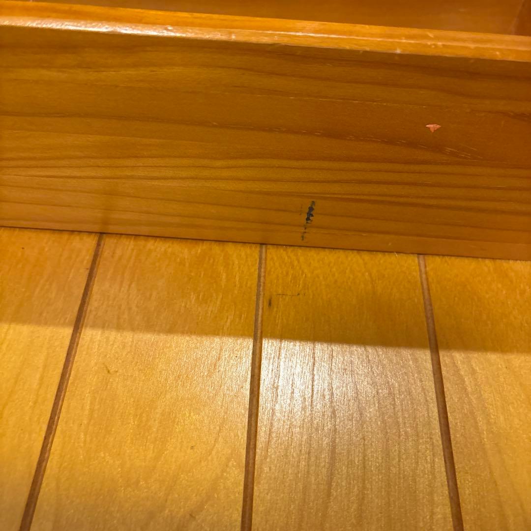 ハート型カットアウト付き木製シェルフ