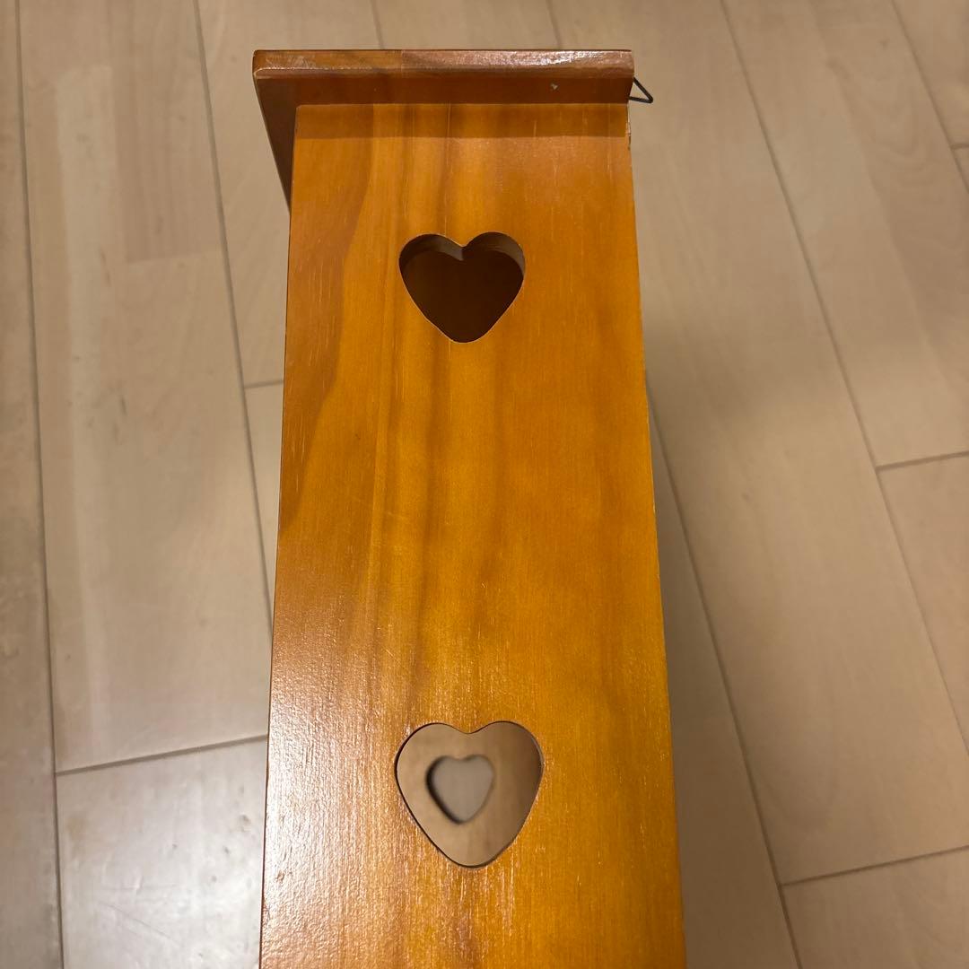 ハート型カットアウト付き木製シェルフ