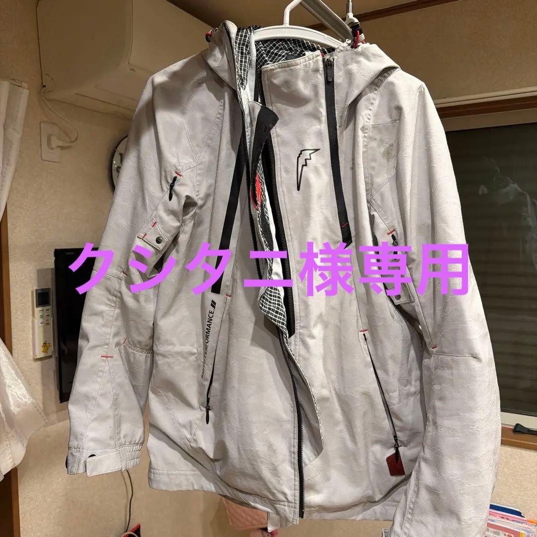 クシタニ　クラリティージャケットホワイトジャケット フード付き