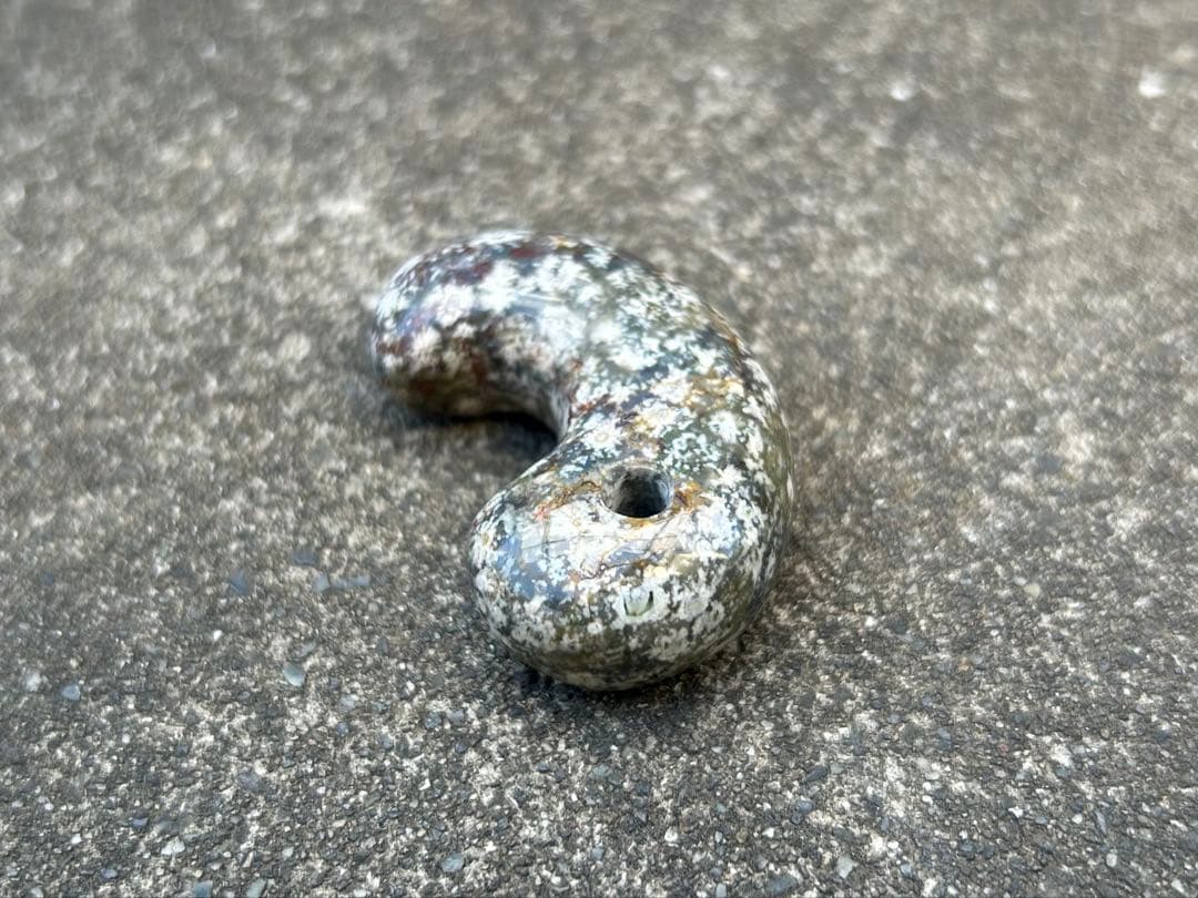 錦石　花紋石勾玉