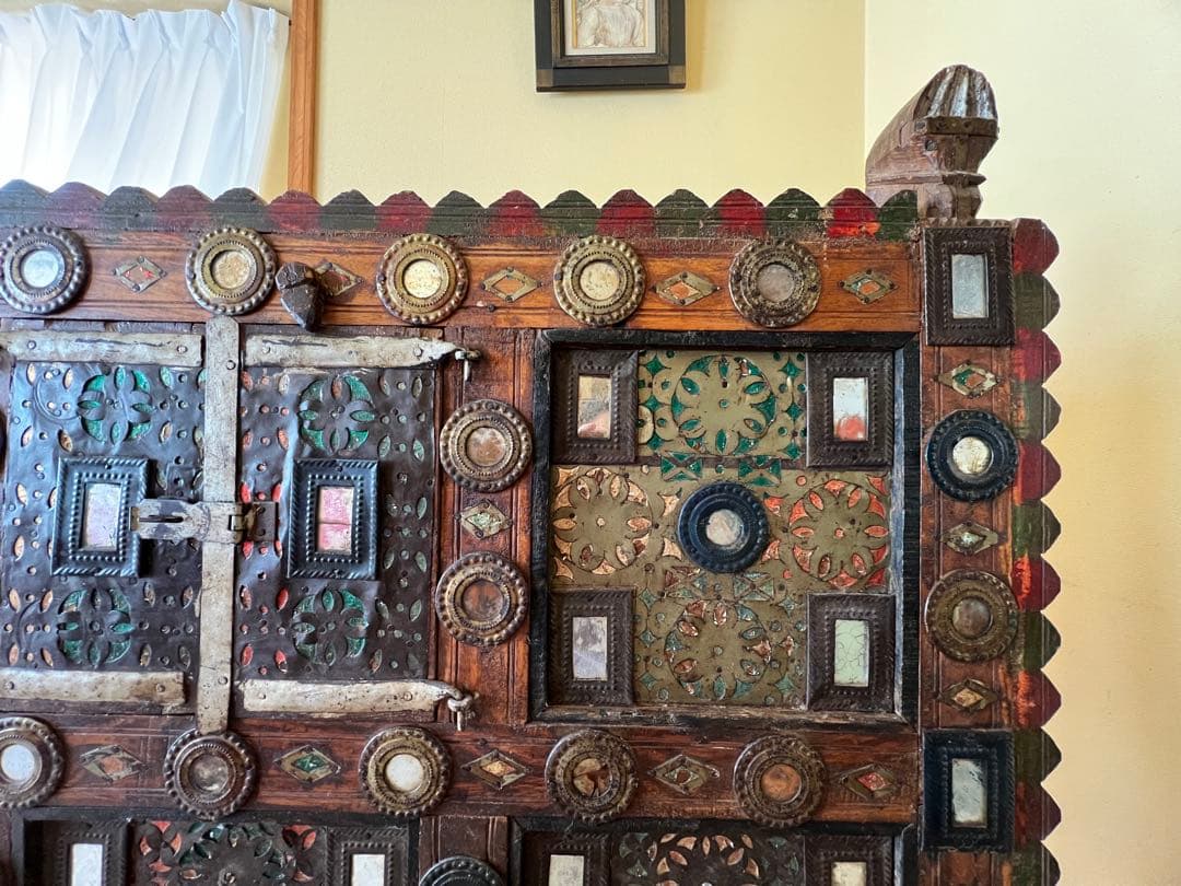 アンティーク　キャビネット　インド　装飾的な彫刻付き