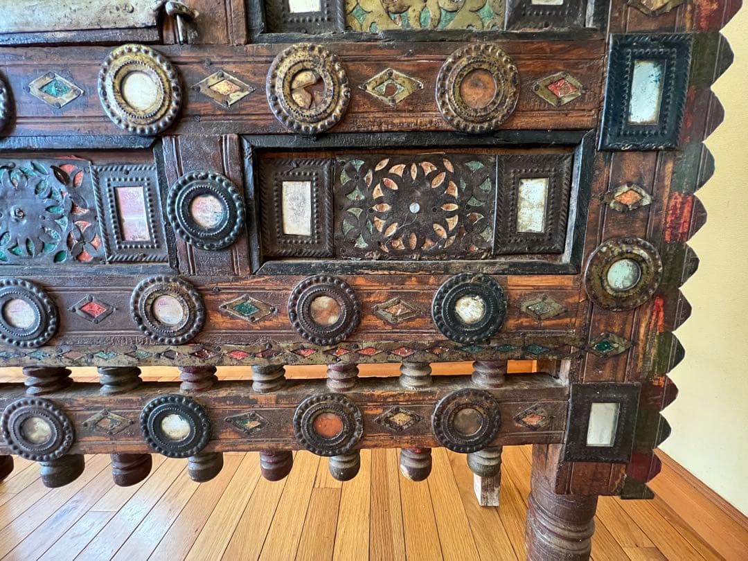 アンティーク　キャビネット　インド　装飾的な彫刻付き