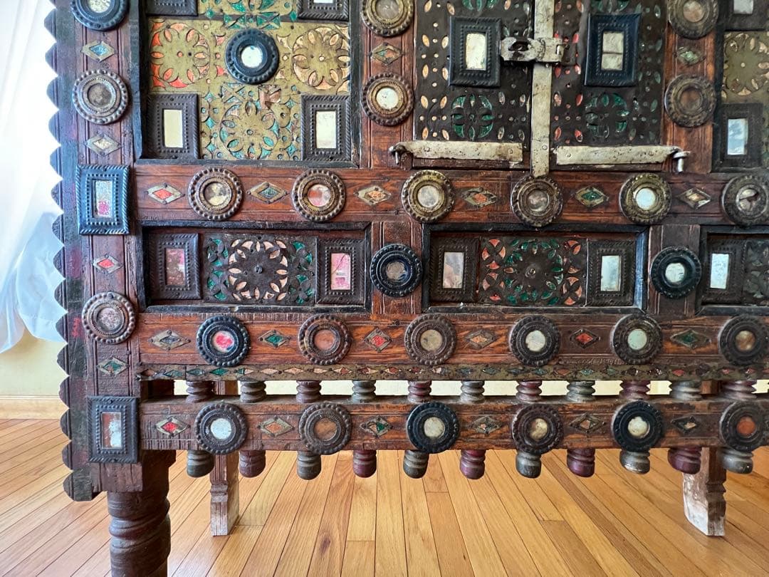 アンティーク　キャビネット　インド　装飾的な彫刻付き