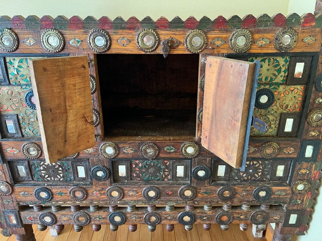 アンティーク　キャビネット　インド　装飾的な彫刻付き