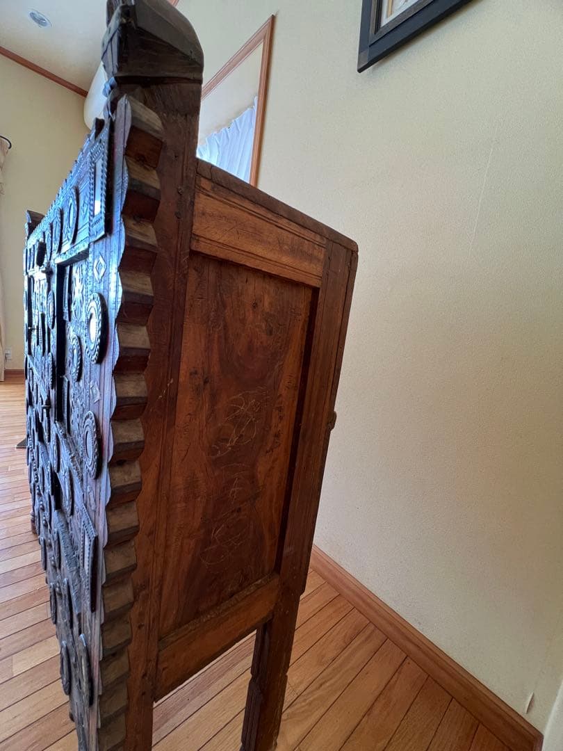 アンティーク　キャビネット　インド　装飾的な彫刻付き