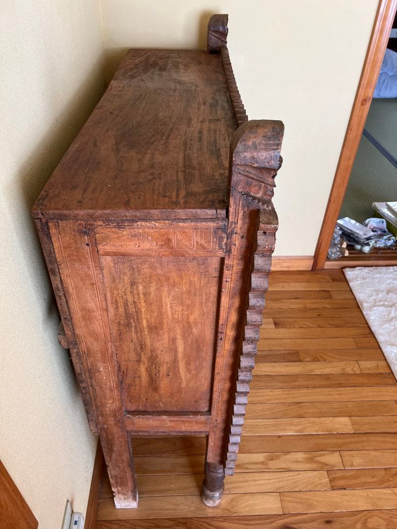 アンティーク　キャビネット　インド　装飾的な彫刻付き